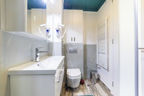 Suite monolocale, vista città | Bagno | Asciugacapelli, asciugamani, sapone, shampoo