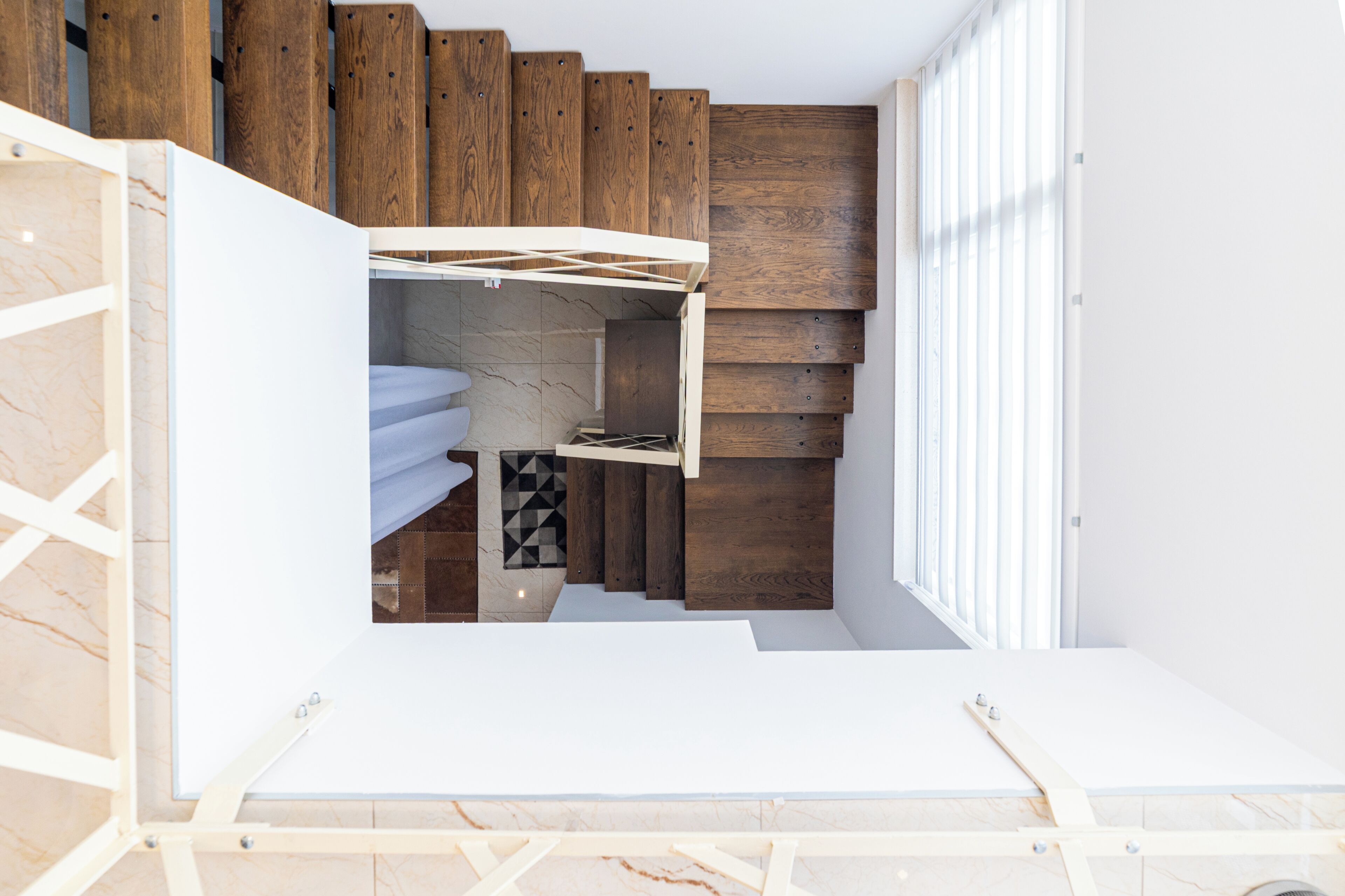 Een moderne kamer met een inbouwbed, houten lambrisering en uitzicht op de omgeving.