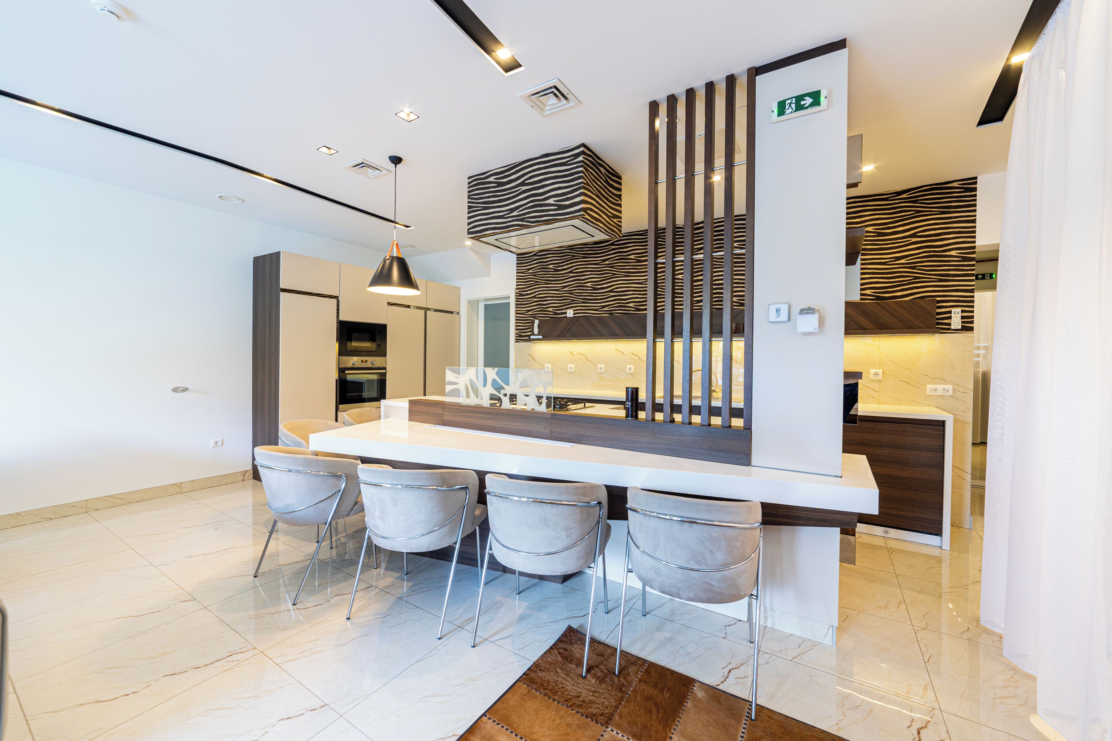 Luxury Duplex, Courtyard View | Dining