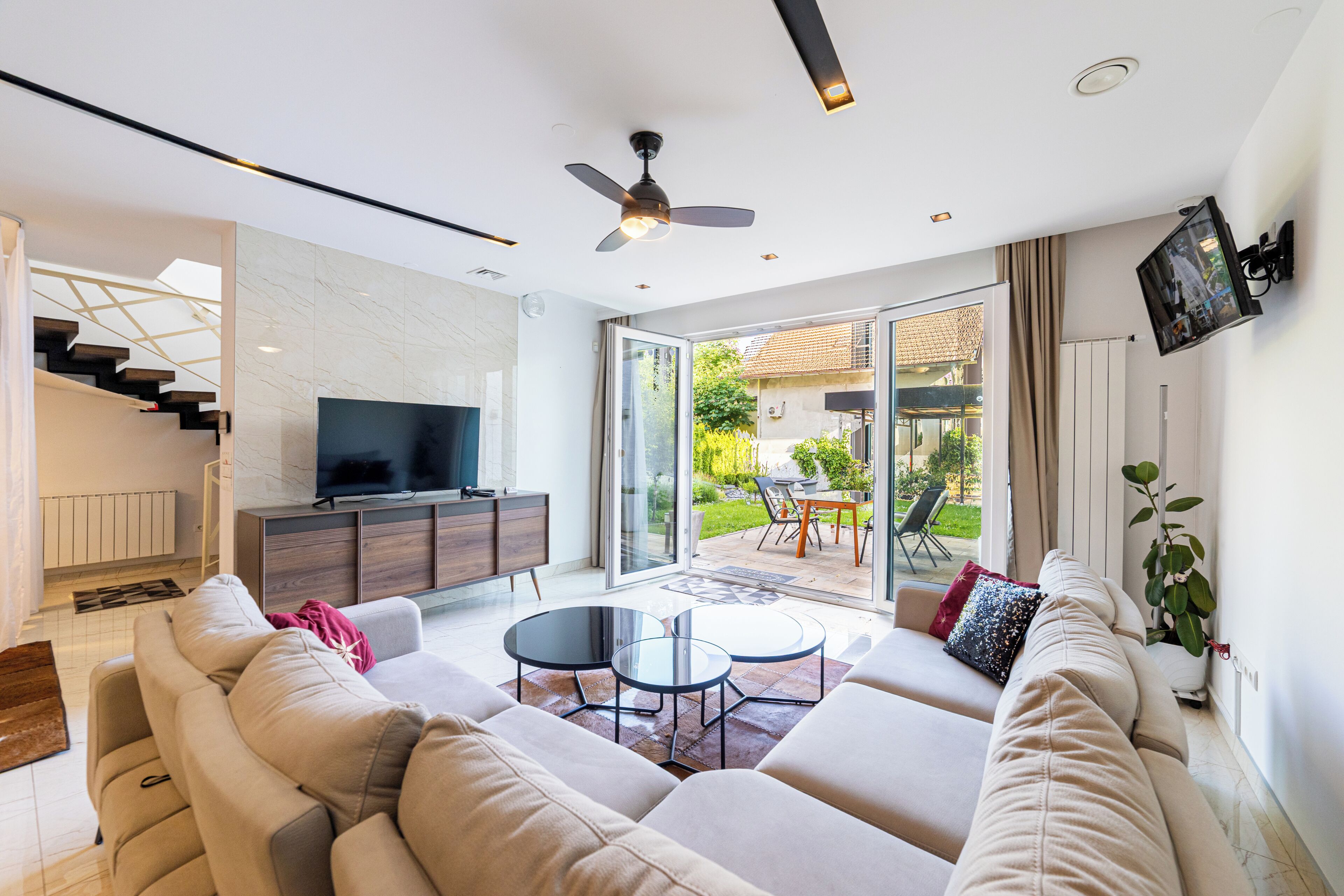 Luxury Duplex, Courtyard View | Living area | Computer monitors