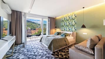 Studio Suite, City View | Desk, laptop workspace, blackout drapes, soundproofing