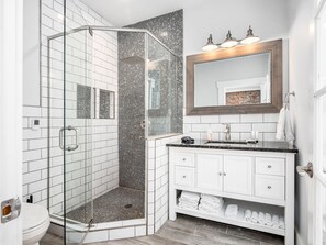 Bathroom - Historic Home Near Downtown - Sleeps 14 - Arcade (Columbus)