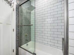 Shower, jetted bath, hair dryer, towels - Historic Home Near Downtown - Sleeps 14 - Arcade (Columbus)