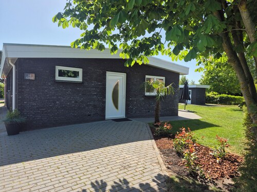 Stunning, new, spacious 8-person bungalow close to the coast