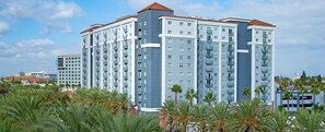 Un immeuble résidentiel à plusieurs étages, doté de balcons, d’un toit plat et d’une architecture moderne.