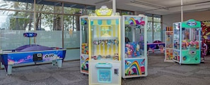 On y trouve une variété de jeux d’arcade, notamment une « boîte magique » et une « zone de divertissement », dans un espace intérieur lumineux et spacieux, doté de grandes fenêtres.
