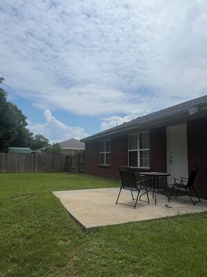 Outdoor dining - Enjoyable 3-bedroom house with AC in Midland City
Close to all in Dothan (Midland City)