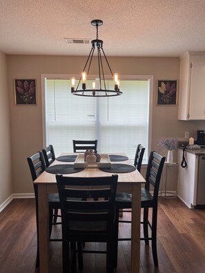 Dining - Enjoyable 3-bedroom house with AC in Midland City
Close to all in Dothan (Midland City)
