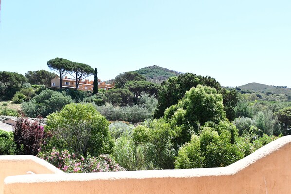 A hillside view with a building, trees, and a clear sky. - A heavenly spot in gigaro, 5min from pl6 (La Croix-Valmer)