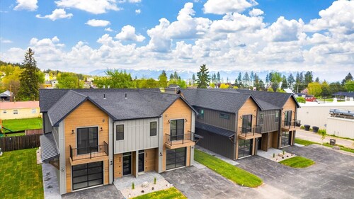 Spacious New 3BR/3BA Condo in Lakeside