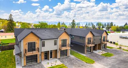 Spacious New 3BR/3BA Condo in Lakeside