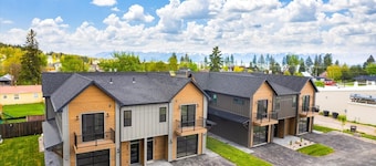 Spacious New 3BR/3BA Condo in Lakeside