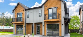 Spacious New 3BR/3BA Condo in Lakeside