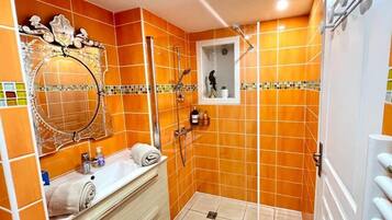 Kamar Double Deluks, pemandangan kebun | Kamar mandi