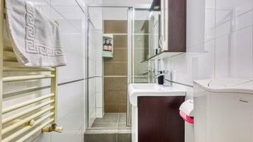 Appartement Confort, cuisine | Salle de bain | Serviettes fournies, savon, shampoing, papier toilette