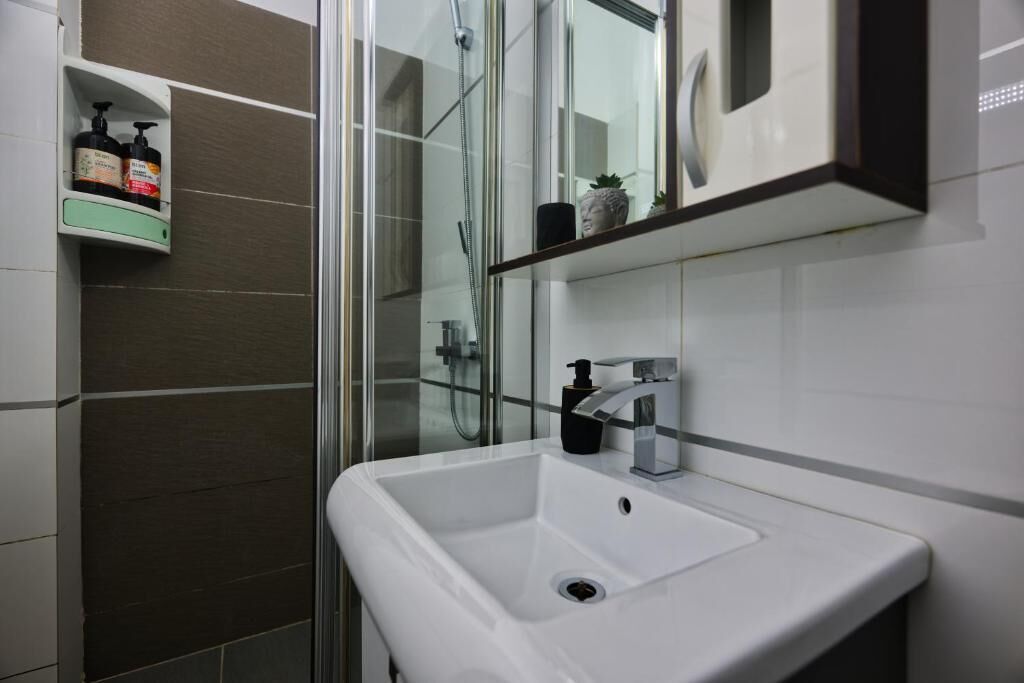 Apartemen Comfort, dapur | Kamar mandi | Handuk, sabun, sampo, dan tisu toilet