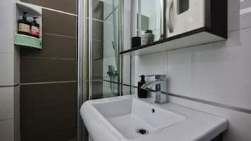 Apartemen Comfort, dapur | Kamar mandi | Handuk, sabun, sampo, dan tisu toilet