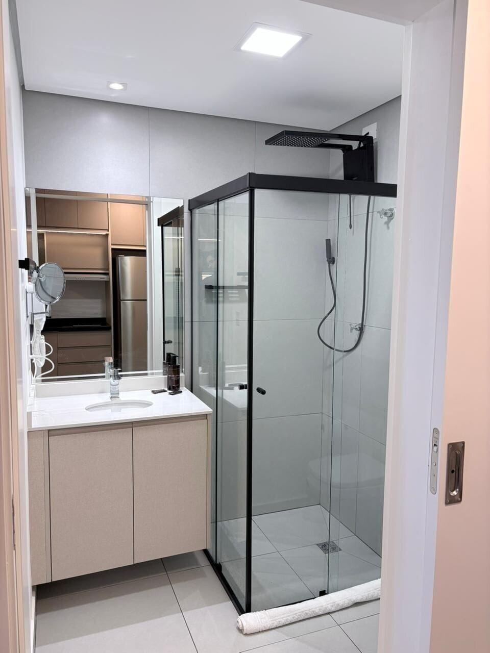 Standard-Studio | Badezimmer | Dusche, Haartrockner, Handtücher
