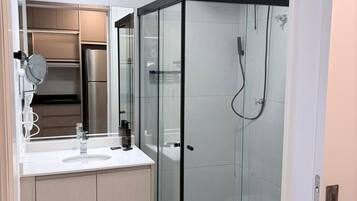 Standard-Studio | Badezimmer | Dusche, Haartrockner, Handtücher