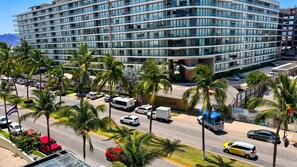 Exterior - Luxury Vallarta Marina 1BR, 180° Balcony & Golf Views (Puerto Vallarta)