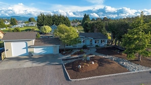 Exterior - Beautiful and serene 4-bedroom home in sunny Sequim, feels like a warm hug! (Sequim)