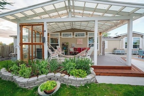 Terrace/patio - Beautiful and serene 4-bedroom home in sunny Sequim, feels like a warm hug! (Sequim)