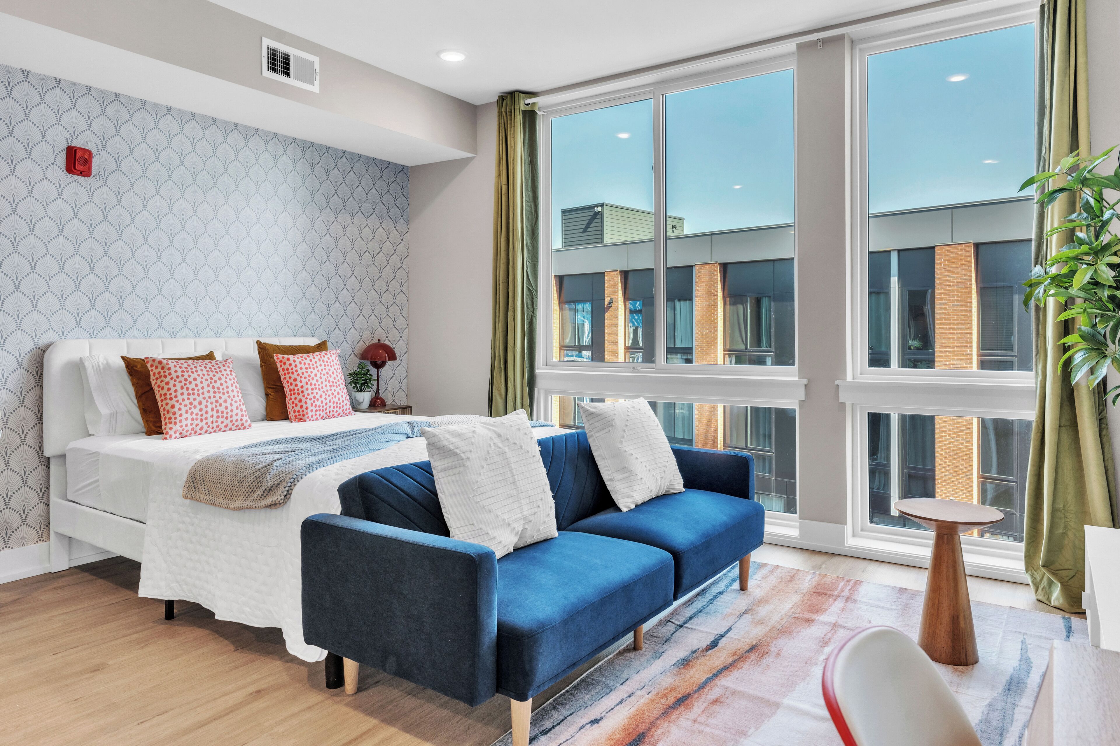 Room. Floor To Ceiling Windows - Bridge Views Studio