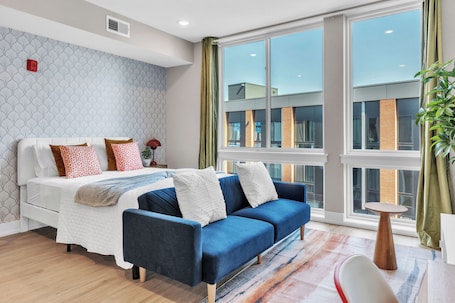 Room. Floor To Ceiling Windows - Bridge Views Studio