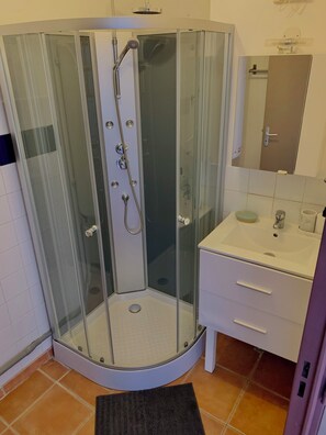 Bathroom - Vrbo Property (avignon)