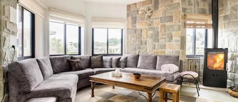 Appartement, balcon | Aire de séjour