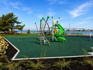 Une aire de jeux avec un toboggan et des structures d’escalade.