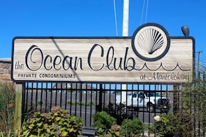 Une enseigne indiquant « The Ocean Club, résidences privées à Mantoloking », avec un logo représentant une coquille.