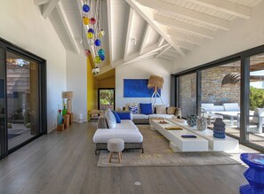 Ein modernes Wohnzimmer mit einer Couch, einem Couchtisch und Dekorationselementen.