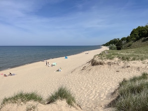 En sandstrand med telte og mennesker.