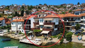 A coastal hotel with a pool, outdoor seating, and a view of the sea. - Villa Lucija - Old town and Lake view Apartment (Ohër)