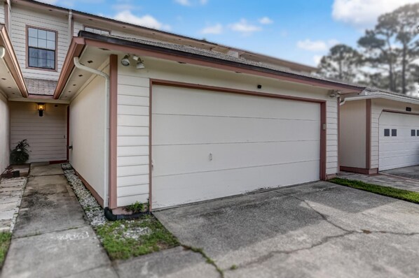 Exterior - Patio Paradise, 2 Bedrooms, 3 Full Bathrooms, Screened patio, Large Backyard (Jacksonville)