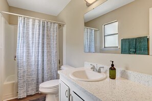 Bathroom - Patio Paradise, 2 Bedrooms, 3 Full Bathrooms, Screened patio, Large Backyard (Jacksonville)