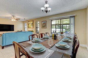 Dining - Patio Paradise, 2 Bedrooms, 3 Full Bathrooms, Screened patio, Large Backyard (Jacksonville)