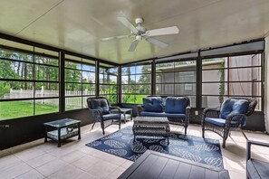 Living area - Patio Paradise, 2 Bedrooms, 3 Full Bathrooms, Screened patio, Large Backyard (Jacksonville)