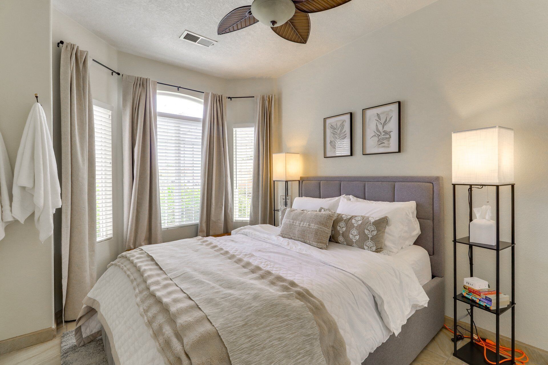 3 habitaciones, tabla de planchar con plancha, wifi y ropa de cama 