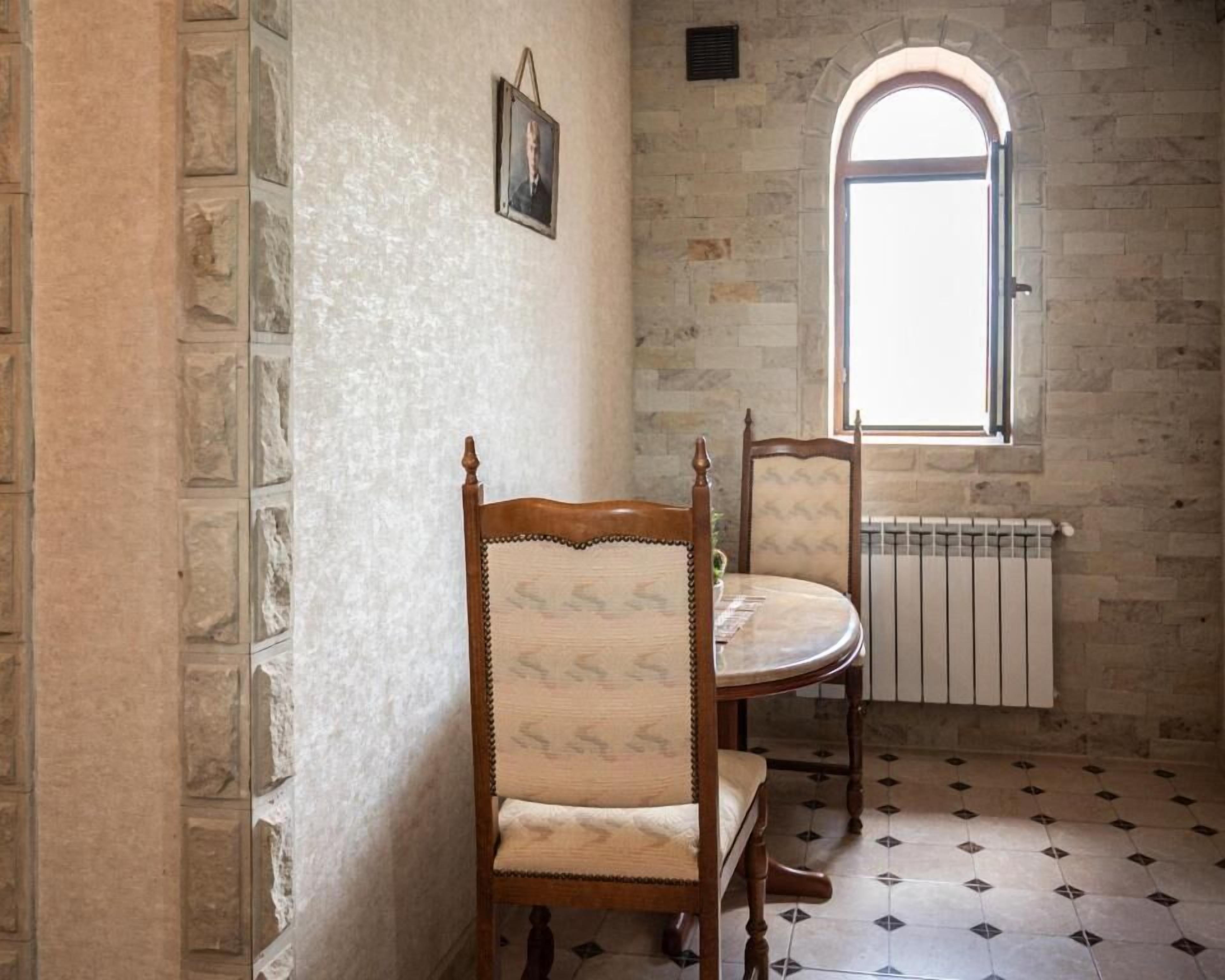 Deluxe Double Room, Courtyard View | Dining