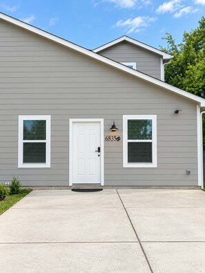 Exterior - Phenomenal 3-bedroom townhome with AC in Houston (Houston)