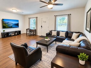 Living area - Phenomenal 3-bedroom townhome with AC in Houston (Houston)