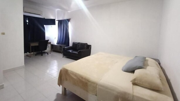 A bedroom with a bed, a desk, a chair, and a sofa. - Casa Paisa Planta Alta (Linares)
