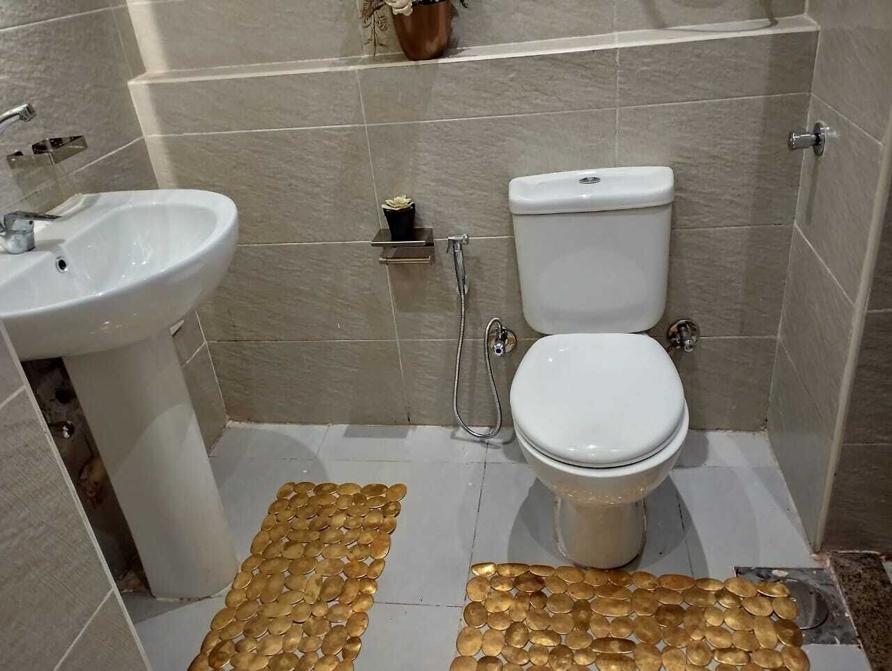 Haartrockner, Handtücher, Seife, Toilettenpapier