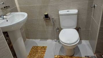 Haartrockner, HandtĂŒcher, Seife, Toilettenpapier