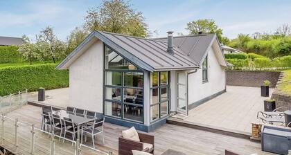 Summer house 300 metres from Hvidbjerg Beach