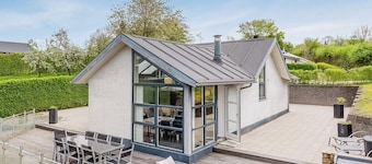 Summer house 300 metres from Hvidbjerg Beach