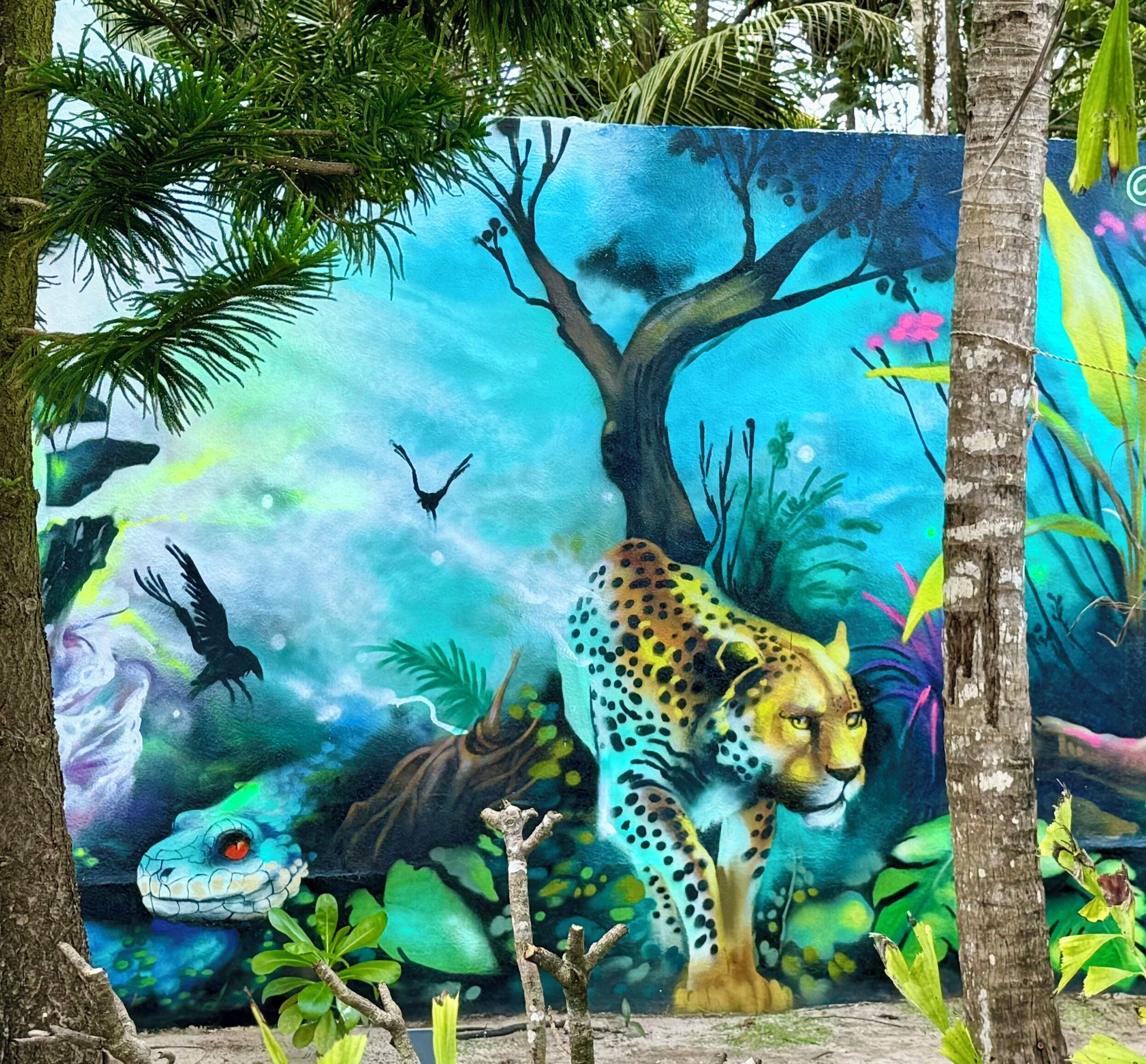 Une fresque représentant une scène de jungle avec un guépard, un serpent et un oiseau.