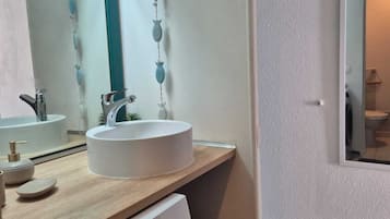 Dusche, Haartrockner, HandtĂŒcher, Seife